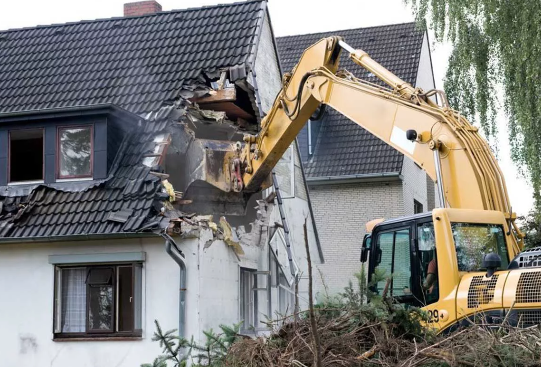 Нужно демонтировать дом и вывезти мусор?